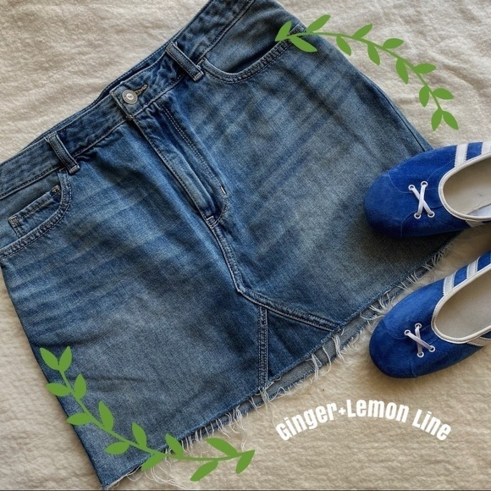 Hollister High-Rise Distressed Denim Mini Skirt | Size 11 / W30 | Indigo Wash